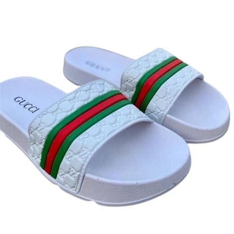 chinelo slide masculino gucci .